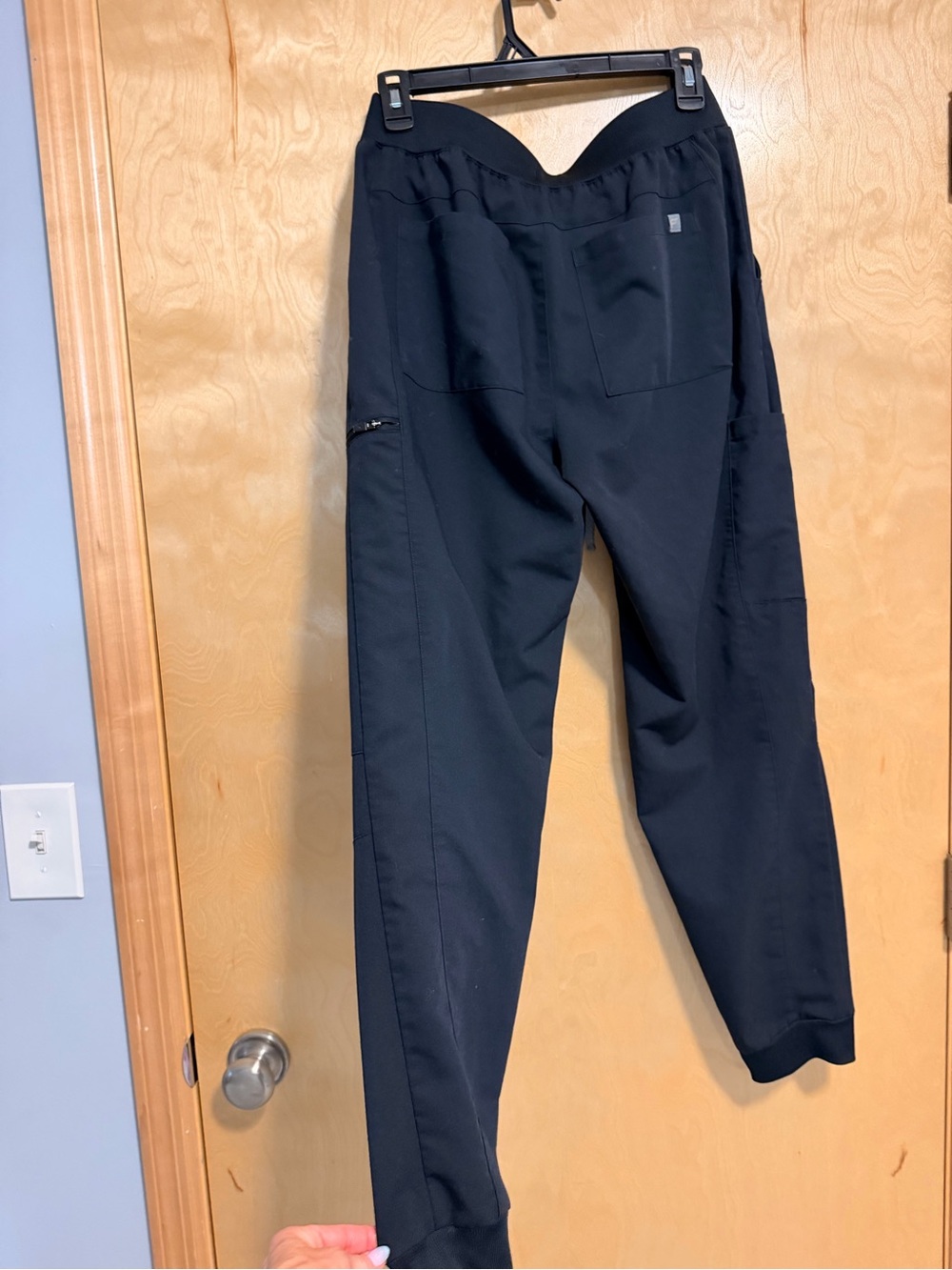 Women’s Fabletics Black Jogger Pants Scrubs - Medium - super nice - Picture 3 of 4